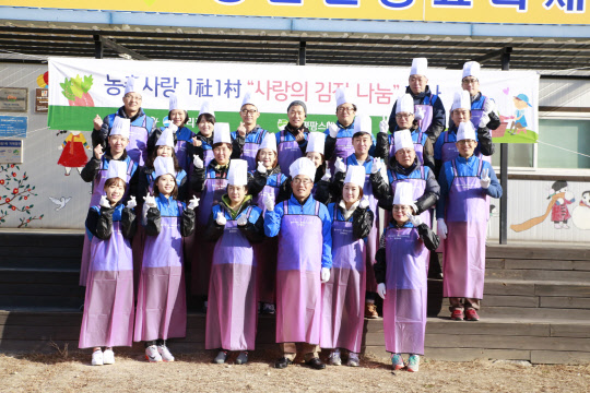 25일 강원도 춘천시 원평 팜스테이마을에서 진행된 사랑의 김장나눔 행사에서 이승록 우리카드 부사장(첫 줄 왼쪽 네 번째)과 임직원들이 기념촬영을 하고 있다. 우리카드 제공